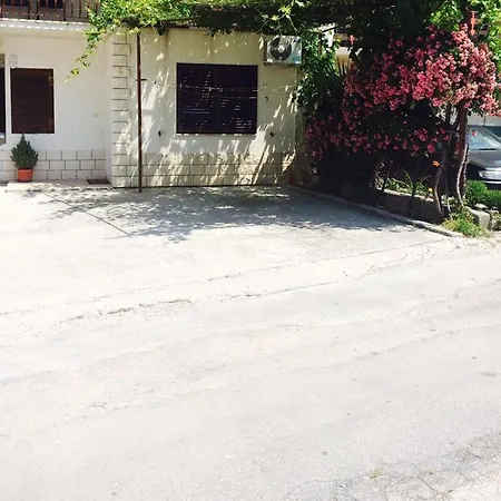 Tihi Val Apartman *